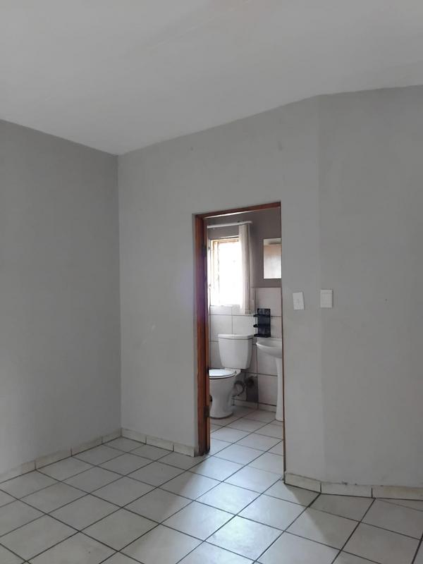 To Let 1 Bedroom Property for Rent in Kannoniers Park North West